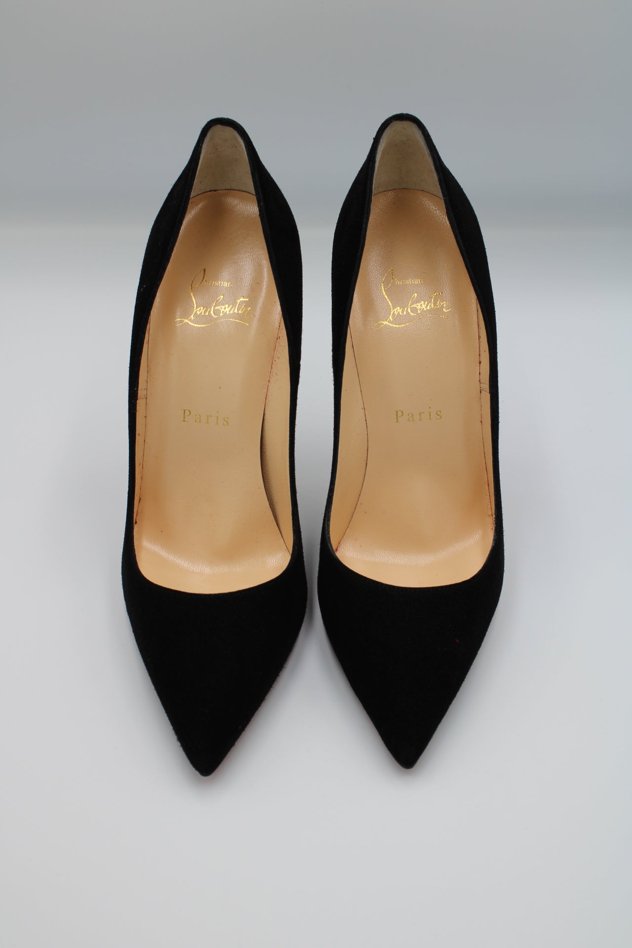 Louboutin - Escarpins en cuir noir avec semelle contrastante