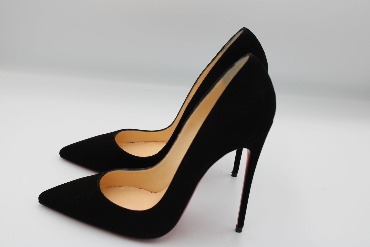 Louboutin - Escarpins en cuir noir avec semelle contrastante