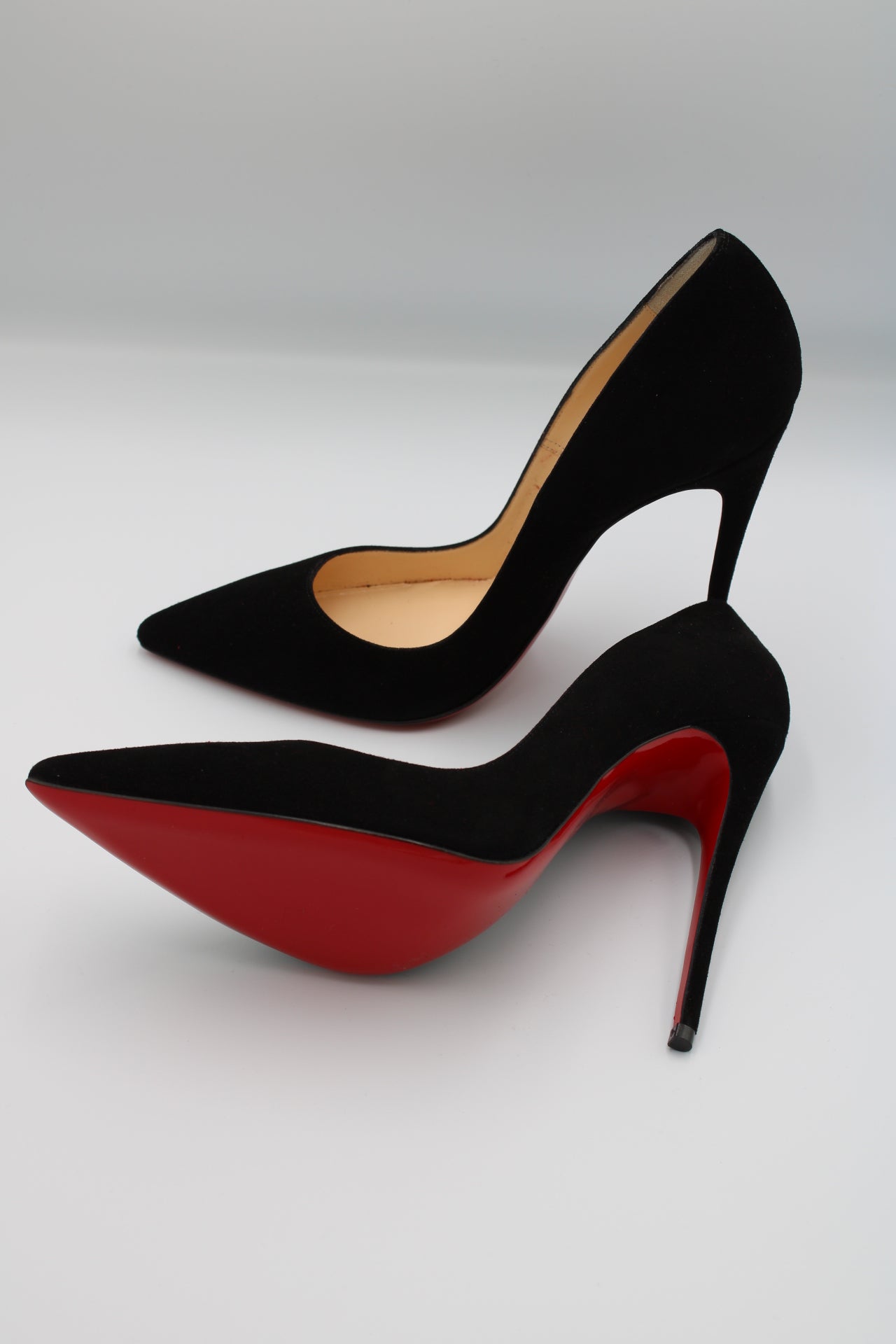 Louboutin - Escarpins en cuir noir avec semelle contrastante